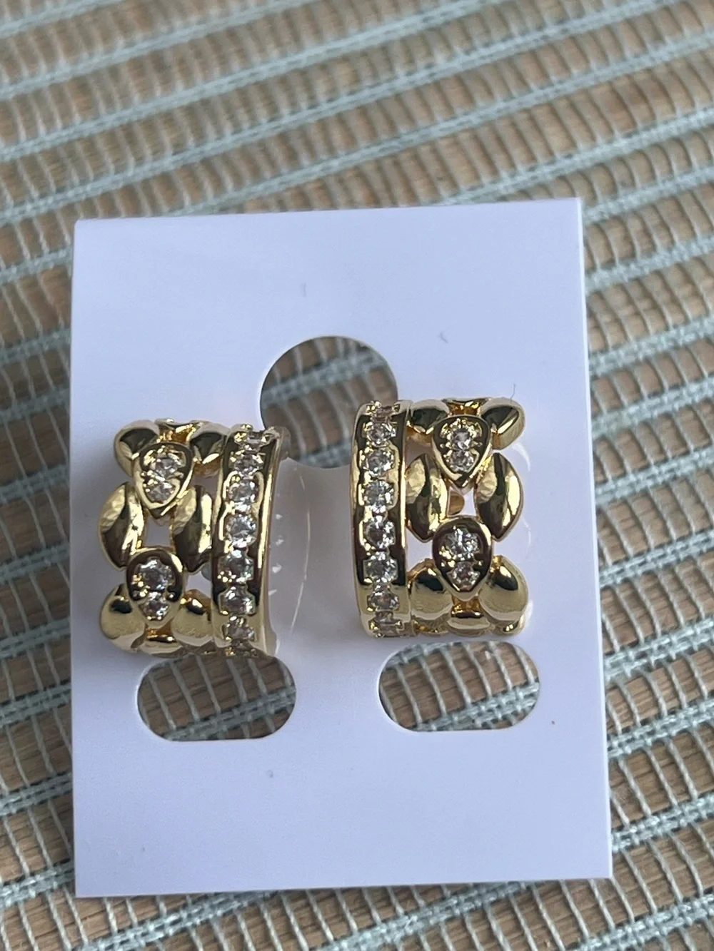 ⭐️- gold crystal accent barrel stud Earrings